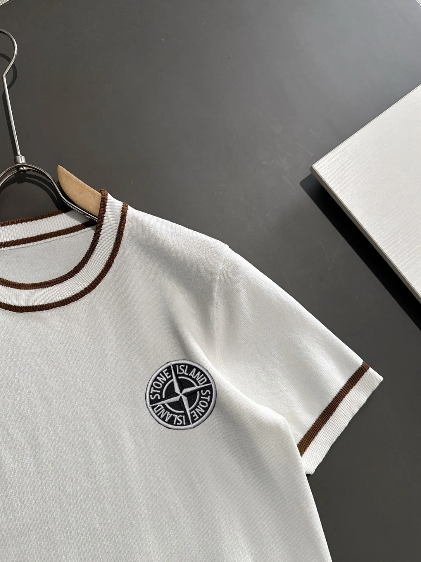 🅿️320 shipped next day, high quality Stone Island 2025 spring and summer new men's round neck short-sleeved T-shirt. Made of combed cotton yarn knitted cotton fabric, pure cotton high-weight special yarn, it feels full when weighed, and the upper body is more textured than ordinary T-shirts. This texture can cope with the weather easily, suitable for both hot and cold! The pattern on the chest adopts three-dimensional embroidery technology, and is perfectly produced stitch by stitch with reference to the original version! Loose fit design, looks noble. Size: M to XXXL
